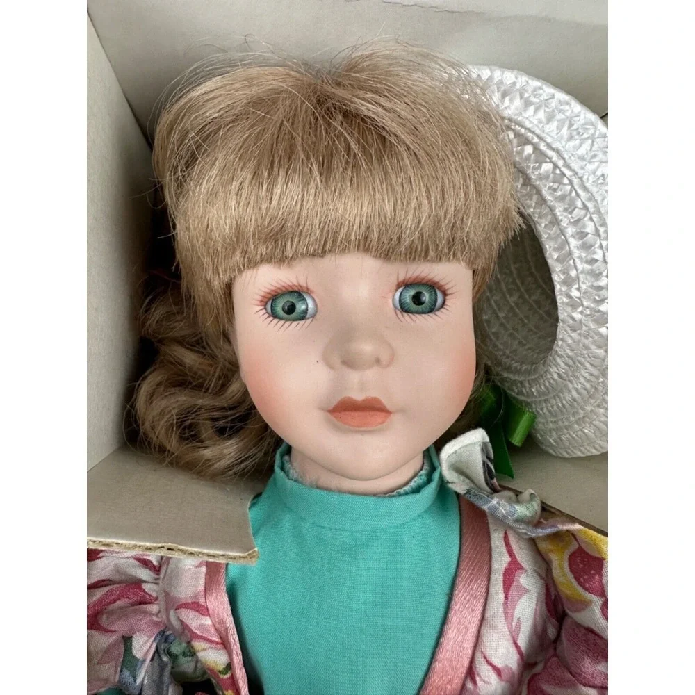 NOS! Dynasty Doll‎ Collection Porcelain Wendy Doll With Stand 14